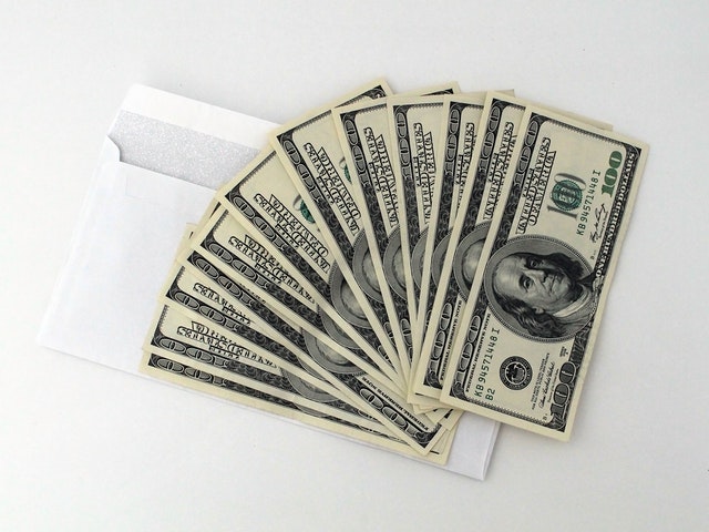 vějíř bankovek, obálka, dolary